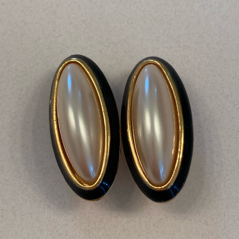 Vintage. Clip on earrings by Richelieu.